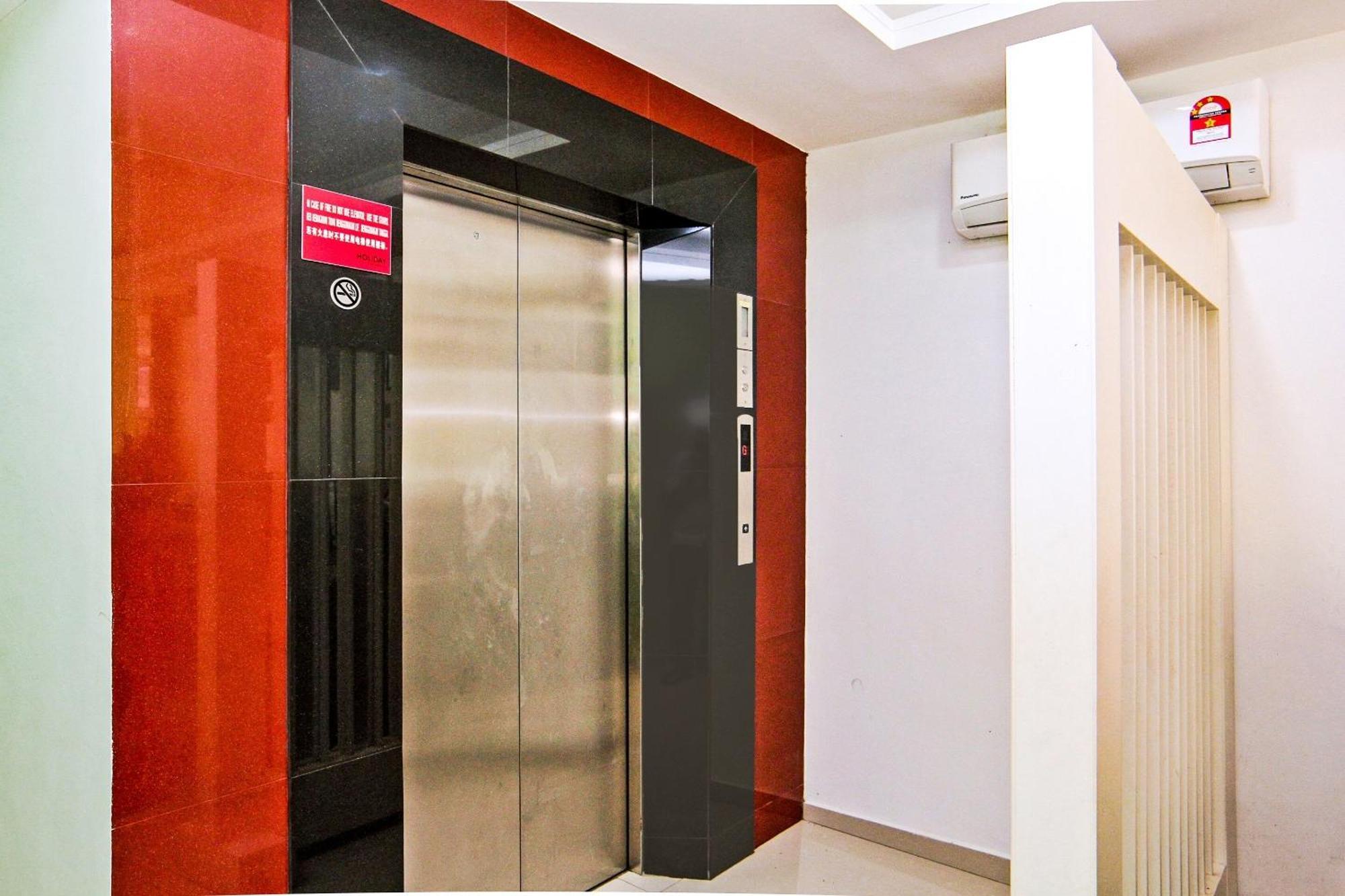 Oyo 44054 Holiday Mansion Inn Sibu Exterior foto
