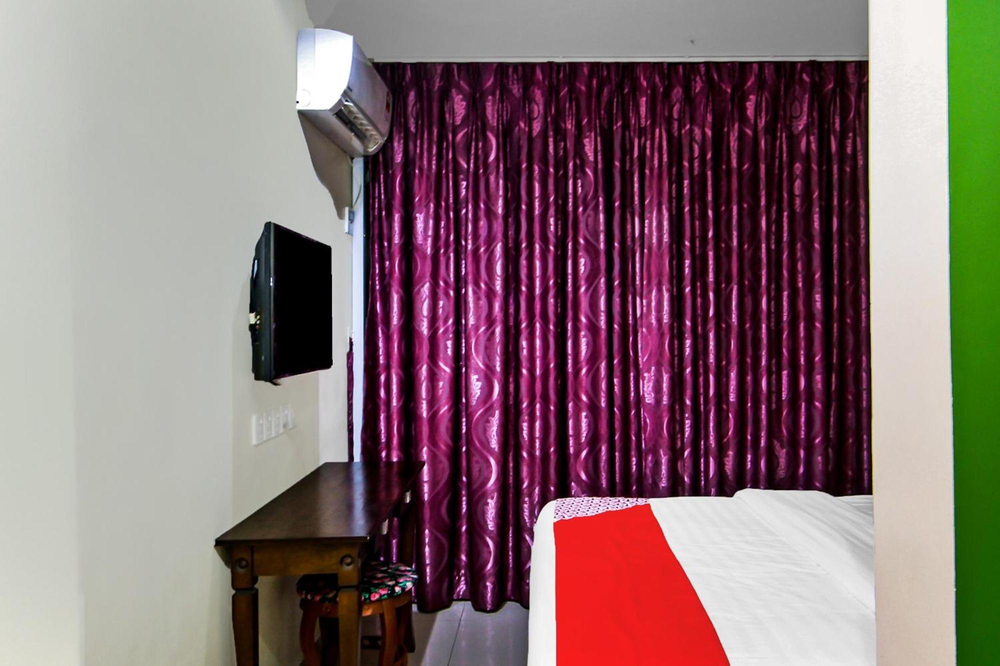 Oyo 44054 Holiday Mansion Inn Sibu Exterior foto